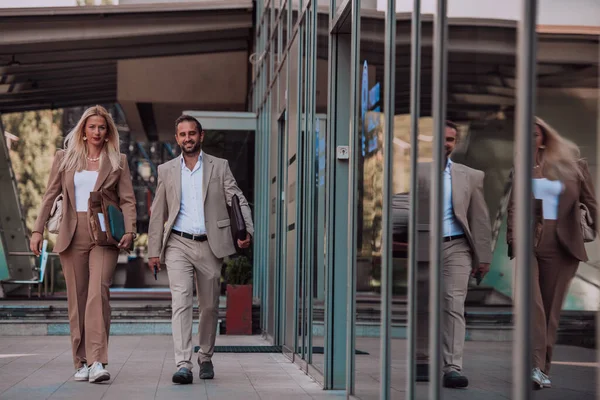 Modern Üzleti Pár Egy Hosszú Nap Után Dolgozik Együtt Sétálnak — Stock Fotó