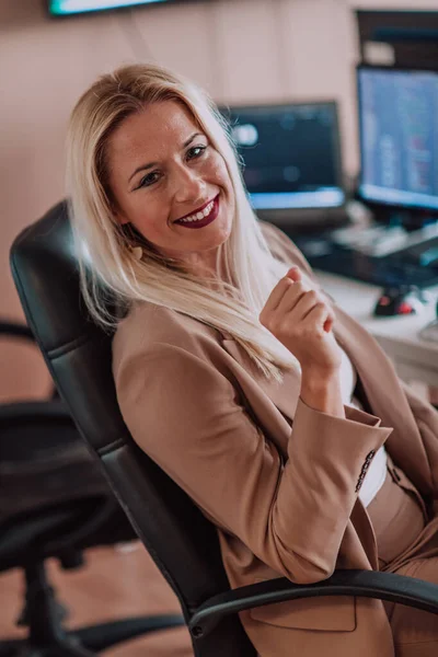 Businesswoman Sitting Programmers Office Surrounded Computers Showing Her Expertise Dedication — Stock Photo, Image