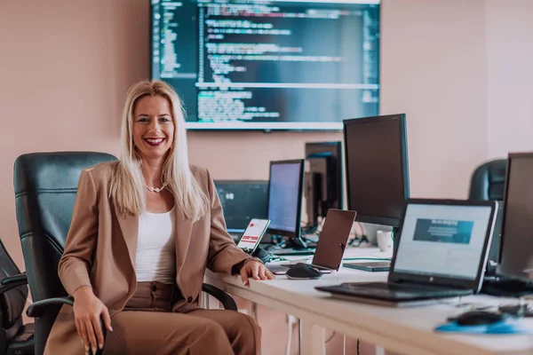 Una Donna Affari Seduta Ufficio Programmatori Circondata Computer Mostrando Sua — Foto Stock