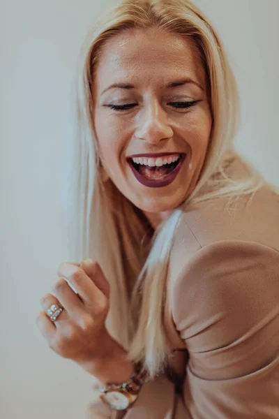 Una Donna Affari Sicura Successo Con Ampio Sorriso Posa Davanti — Foto Stock