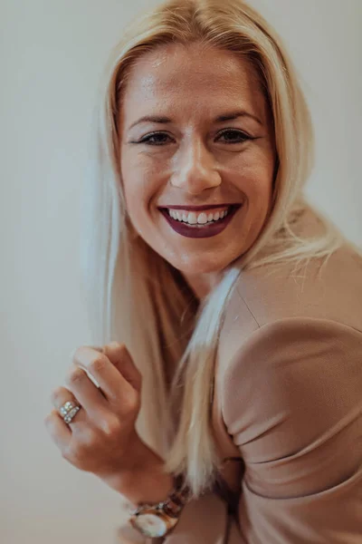Eine Selbstbewusste Und Erfolgreiche Geschäftsfrau Mit Breitem Lächeln Posiert Vor — Stockfoto