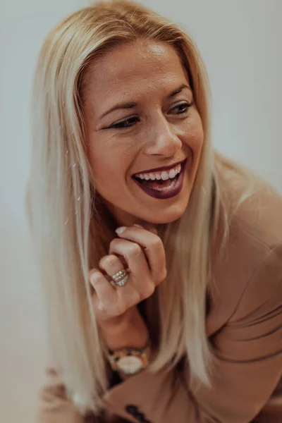 Kendine Güvenen Başarılı Bir Kadını Geniş Bir Gülümsemeyle Bej Bir — Stok fotoğraf