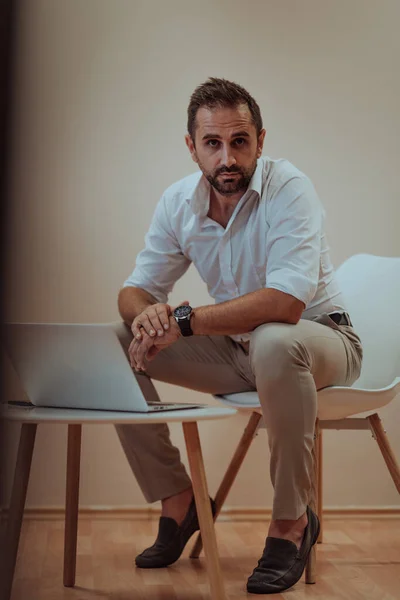 Ein Selbstbewusster Geschäftsmann Sitzt Mit Entschlossenem Gesichtsausdruck Laptop Während Ein — Stockfoto