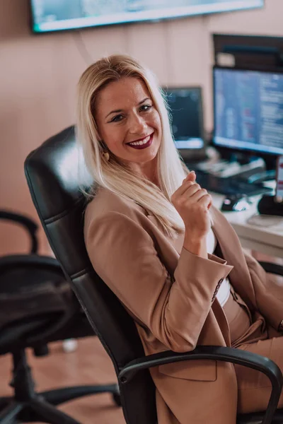 Businesswoman Sitting Programmers Office Surrounded Computers Showing Her Expertise Dedication — Stock Photo, Image