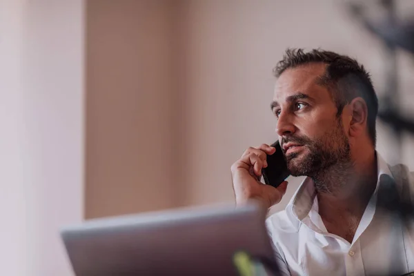 Byznysmen Mluví Svého Chytrého Telefonu Zatímco Sedí Kanceláři Předvádí Své — Stock fotografie