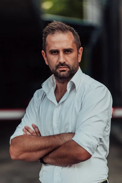 Ein Erfolgreicher Geschäftsmann Weißen Hemd Mit Verschränkten Armen Posiert Draußen — Stockfoto