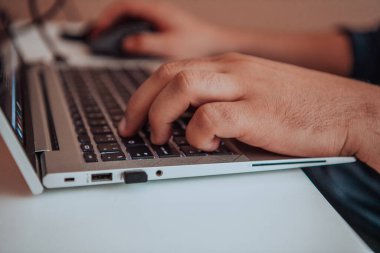 Bilgisayarda daktilo eden bir programcının yakın plan fotoğrafı. Yüksek kalite fotoğraf