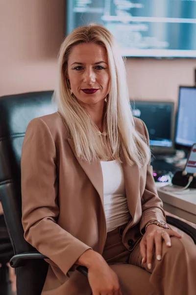 Eine Geschäftsfrau Sitzt Einem Von Computern Umgebenen Büro Für Programmierer — Stockfoto