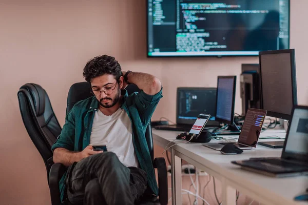 Programátor Pilně Testuje Aplikace Chytrých Telefonů Zatímco Sedí Své Kanceláři — Stock fotografie