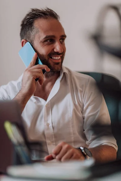 Byznysmen Mluví Svého Chytrého Telefonu Zatímco Sedí Kanceláři Předvádí Své — Stock fotografie