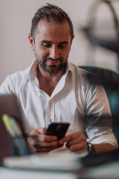 Homem Negócios Usando Seu Smartphone Enquanto Sentado Escritório Mostrando Seu — Fotografia de Stock