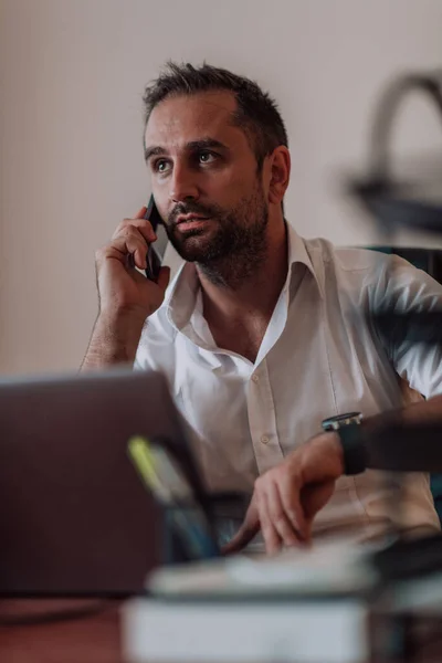 Hombre Negocios Hablando Teléfono Inteligente Mientras Está Sentado Una Oficina — Foto de Stock