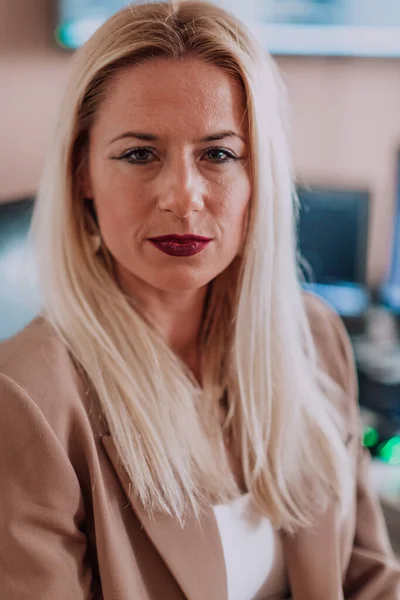 Bilgisayarlarla Çevrili Bir Programcı Ofisinde Oturan Bir Kadını Uzmanlığını Teknolojiye — Stok fotoğraf