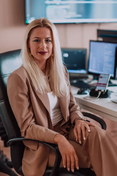 Une Femme Affaires Assise Dans Bureau Programmeurs Entouré Ordinateurs Montrant — Photo