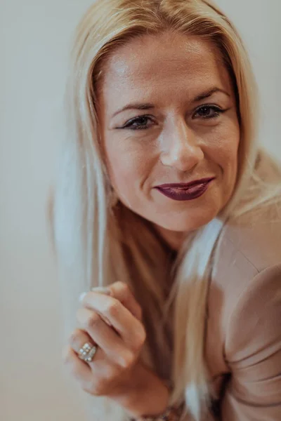 Eine Selbstbewusste Und Erfolgreiche Geschäftsfrau Mit Breitem Lächeln Posiert Vor — Stockfoto