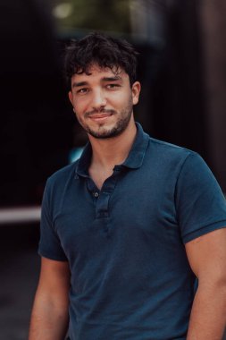 Modern bir adamın portresi, kendine güveni ve stili, açık bir arkaplanda, karizmasını ve modaya uygun tavırlarını sergiliyor.