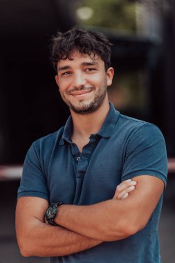 Şirketin önünde genç ve başarılı bir girişimcinin portresi. Yüksek kalite fotoğraf