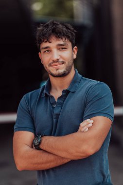 Şirketin önünde genç ve başarılı bir girişimcinin portresi. Yüksek kalite fotoğraf