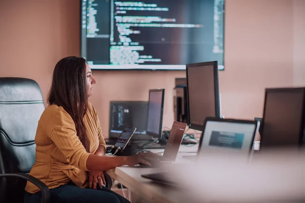 Eine Geschäftsfrau Sitzt Einem Von Computern Umgebenen Büro Für Programmierer — Stockfoto