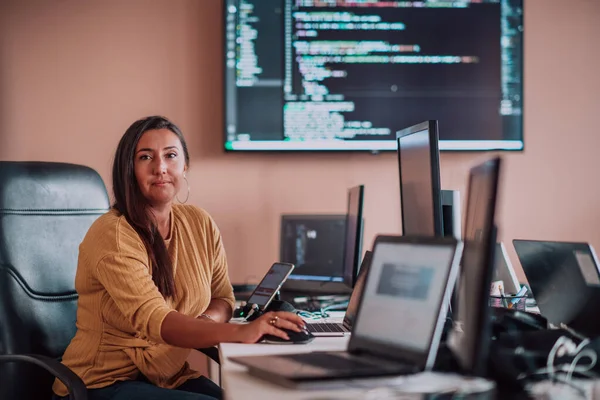 Uma Mulher Negócios Sentada Escritório Programadores Cercada Por Computadores Mostrando — Fotografia de Stock