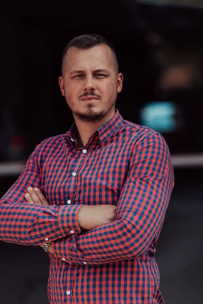 Jovem Empresário Sucesso Uma Camisa Com Braços Cruzados Posa Livre — Fotografia de Stock