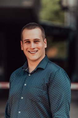 Modern bir adamın portresi, kendine güveni ve stili, açık bir arkaplanda, karizmasını ve modaya uygun tavırlarını sergiliyor.