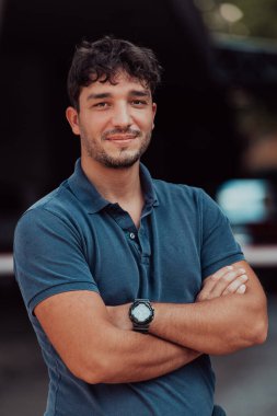 Şirketin önünde genç ve başarılı bir girişimcinin portresi. Yüksek kalite fotoğraf