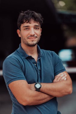 Şirketin önünde genç ve başarılı bir girişimcinin portresi. Yüksek kalite fotoğraf