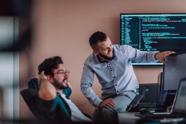 Derin işbirliğine dalmış programcılar, karmaşık sorunları çözmek ve sorunsuz işlevselliğe sahip yenilikçi mobil uygulamalar geliştirmek için özenle birlikte çalışıyorlar