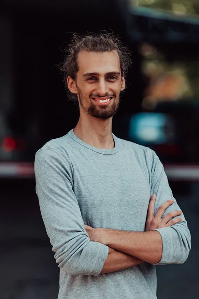 Retrato Jovem Empresário Sucesso Com Braços Cruzados Frente Empresa Foto — Fotografia de Stock