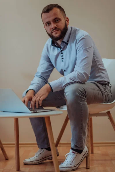Ein Selbstbewusster Geschäftsmann Sitzt Mit Entschlossenem Gesichtsausdruck Laptop Während Ein — Stockfoto