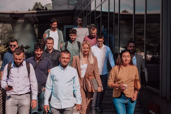Grupo Diverso Empresarios Colegas Caminando Juntos Por Lugar Trabajo Mostrando —  Fotos de Stock