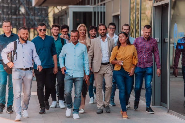 Grupo Diverso Empresarios Colegas Caminando Juntos Por Lugar Trabajo Mostrando —  Fotos de Stock