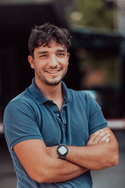 Şirketin önünde genç ve başarılı bir girişimcinin portresi. Yüksek kalite fotoğraf