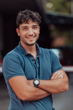 Şirketin önünde genç ve başarılı bir girişimcinin portresi. Yüksek kalite fotoğraf