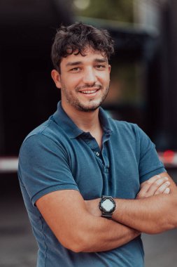 Şirketin önünde genç ve başarılı bir girişimcinin portresi. Yüksek kalite fotoğraf