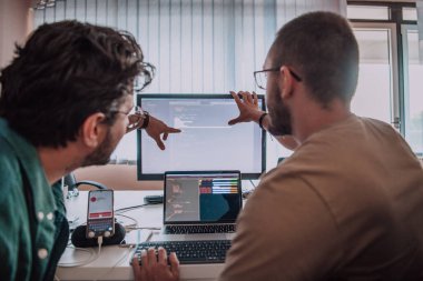 Derin işbirliğine dalmış programcılar, karmaşık sorunları çözmek ve sorunsuz işlevselliğe sahip yenilikçi mobil uygulamalar geliştirmek için özenle birlikte çalışıyorlar