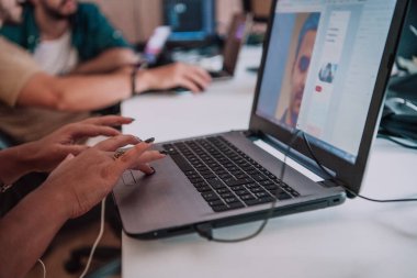 Dizüstü bilgisayar klavyesinde yazı yazan ve İnternet 'te ofis masasında sörf yapan, online, çalışan, iş ve teknoloji, internet ağı iletişim konsepti. Yüksek