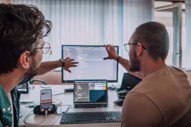 Derin işbirliğine dalmış programcılar, karmaşık sorunları çözmek ve sorunsuz işlevselliğe sahip yenilikçi mobil uygulamalar geliştirmek için özenle birlikte çalışıyorlar