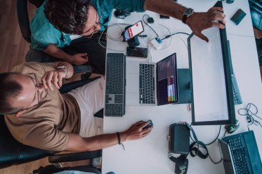 Derin işbirliğine dalmış programcılar, karmaşık sorunları çözmek ve sorunsuz işlevselliğe sahip yenilikçi mobil uygulamalar geliştirmek için özenle birlikte çalışıyorlar