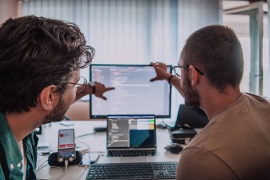 Derin işbirliğine dalmış programcılar, karmaşık sorunları çözmek ve sorunsuz işlevselliğe sahip yenilikçi mobil uygulamalar geliştirmek için özenle birlikte çalışıyorlar