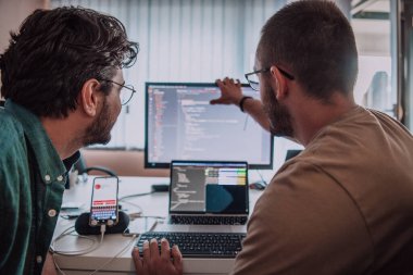 Derin işbirliğine dalmış programcılar, karmaşık sorunları çözmek ve sorunsuz işlevselliğe sahip yenilikçi mobil uygulamalar geliştirmek için özenle birlikte çalışıyorlar