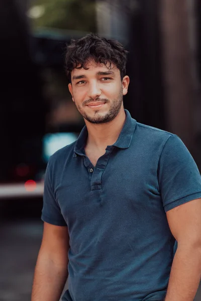 Retrato Homem Moderno Exalando Confiança Estilo Contra Pano Fundo Livre — Fotografia de Stock