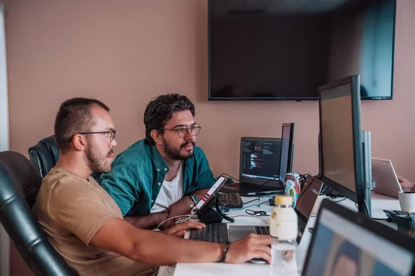 Programmerere Engasjerte Seg Dypt Samarbeid Jobbet Flittig Sammen Løse Komplekse – stockfoto
