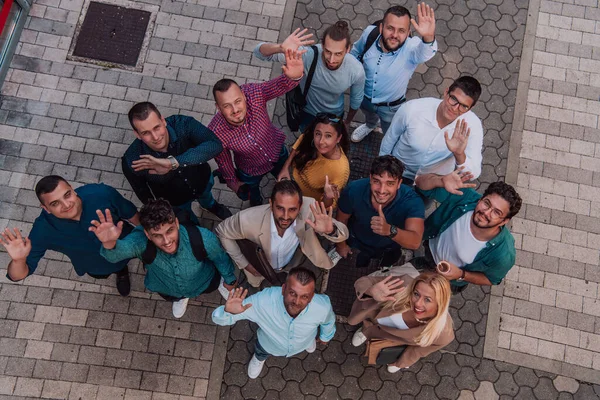사업가와 동료들이 카메라쪽을 바라보며 팀워크를 상징하는 — 스톡 사진