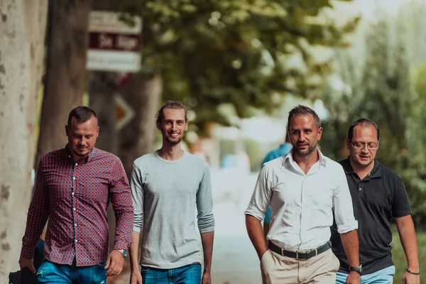 Efter Produktiv Arbetsdag Kan Grupp Olika Kollegor Njuta Skön Promenad — Stockfoto