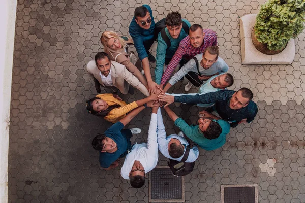 一组商人和同事手牵手站在一起 看着相机 象征着团结和团队精神的头像照片 — 图库照片