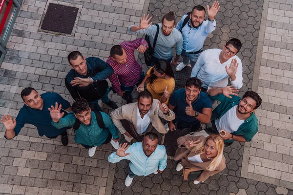 사업가와 동료들이 카메라쪽을 바라보며 팀워크를 상징하는 — 스톡 사진