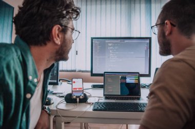 Derin işbirliğine dalmış programcılar, karmaşık sorunları çözmek ve sorunsuz işlevselliğe sahip yenilikçi mobil uygulamalar geliştirmek için özenle birlikte çalışıyorlar