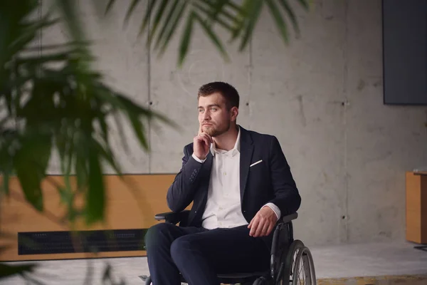Ein Melancholischer Geschäftsmann Rollstuhl Sitzt Mit Traurigem Gesichtsausdruck Und Blickt — Stockfoto